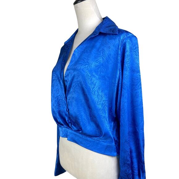 Le Superbe Womens Blue Feather Pattern Long Sleeve Button Up Cropped Top - Picture 9 of 12